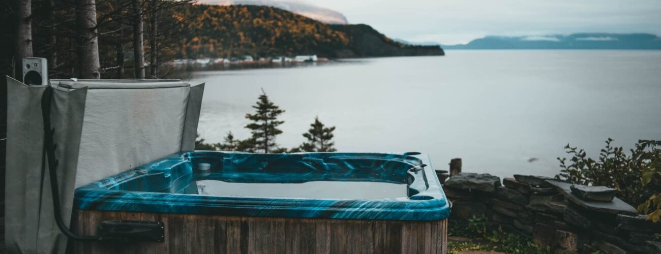 A jacuzzi and the view of a lake